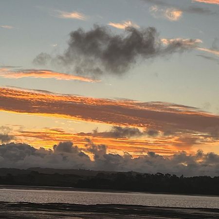 Absolute Waterfront Serenity Near Auckland Clarks Beach Екстериор снимка
